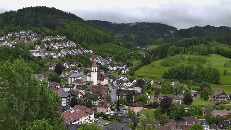 Dieses Bild zeigt eine Webcam-Aufnahme von Ottenhöfen, aufgenommen am Montag, den 11.05.2026 um 13:30 Uhr