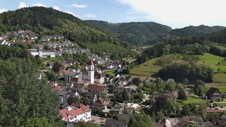 Dieses Bild zeigt eine Webcam-Aufnahme von Ottenhöfen, aufgenommen am Freitag, den 19.06.2026 um 17:10 Uhr