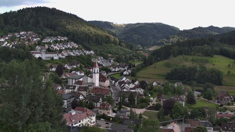 Dieses Bild zeigt eine Webcam-Aufnahme von Ottenhöfen, aufgenommen am Mittwoch, den 01.07.2026 um 18:00 Uhr