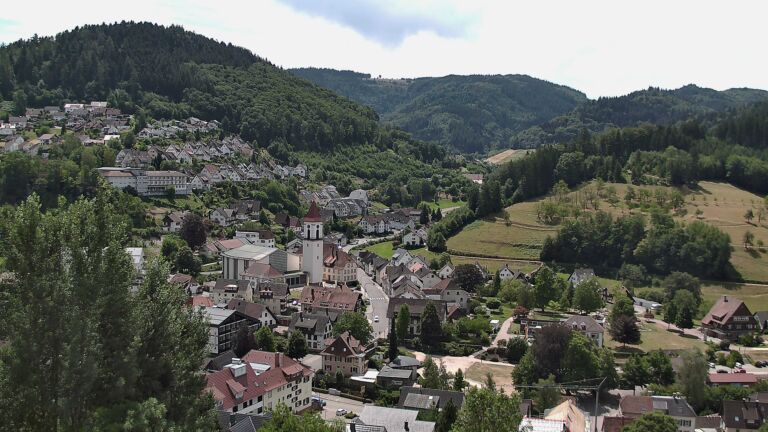 Dieses Bild zeigt eine Webcam-Aufnahme von Ottenhöfen, aufgenommen am Montag, den 13.07.2026 um 12:20 Uhr