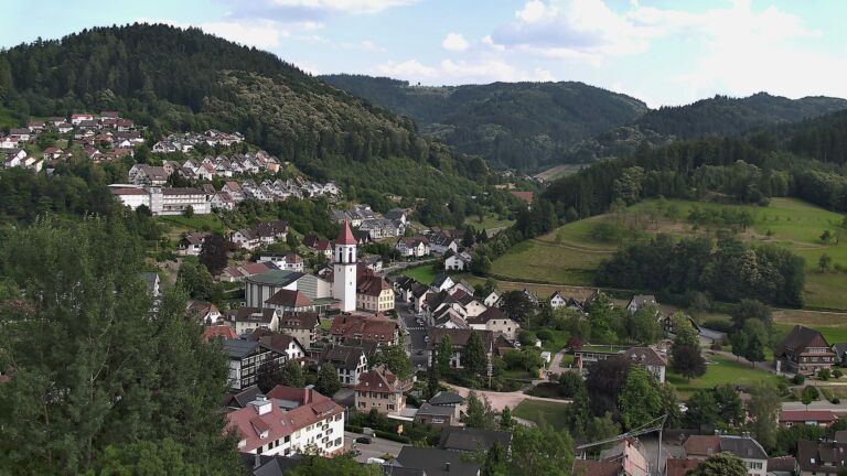 Dieses Bild zeigt eine Webcam-Aufnahme von Ottenhöfen, aufgenommen am Freitag, den 26.06.2026 um 18:20 Uhr
