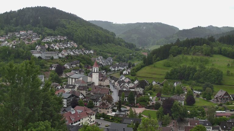 Dieses Bild zeigt eine Webcam-Aufnahme von Ottenhöfen, aufgenommen am Montag, den 18.05.2026 um 16:00 Uhr