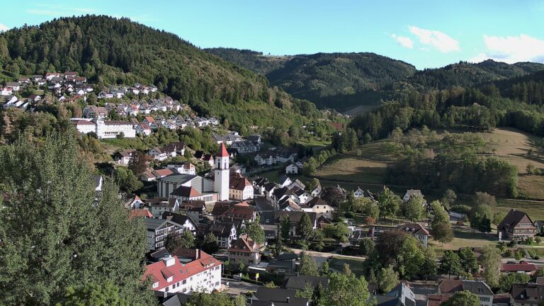 Dieses Bild zeigt eine Webcam-Aufnahme von Ottenhöfen, aufgenommen am Sonntag, den 30.08.2026 um 18:30 Uhr