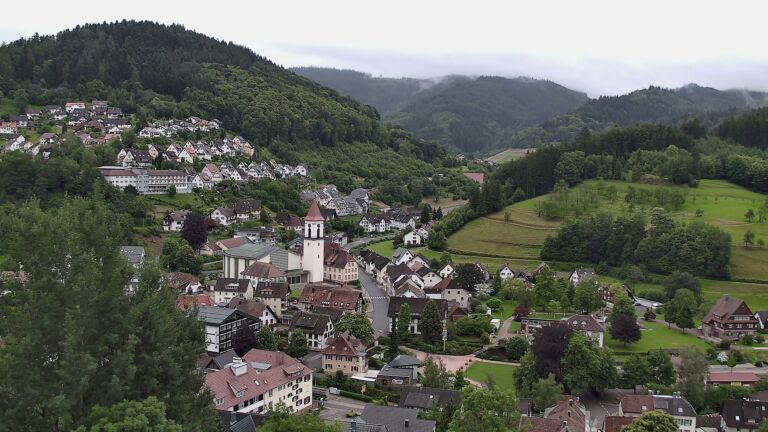Dieses Bild zeigt eine Webcam-Aufnahme von Ottenhöfen, aufgenommen am Freitag, den 12.06.2026 um 13:10 Uhr
