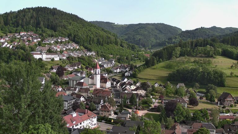 Dieses Bild zeigt eine Webcam-Aufnahme von Ottenhöfen, aufgenommen am Sonntag, den 24.05.2026 um 18:00 Uhr