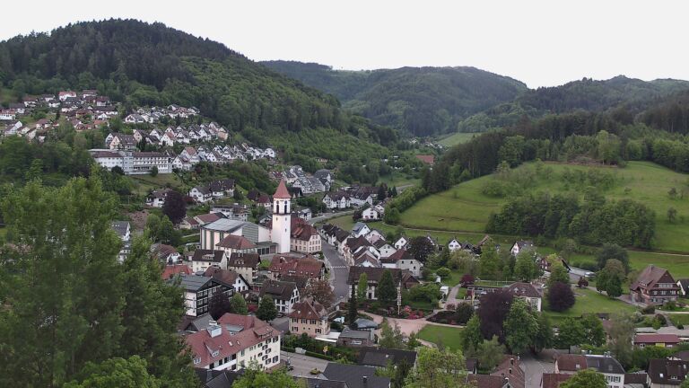 Dieses Bild zeigt eine Webcam-Aufnahme von Ottenhöfen, aufgenommen am Sonntag, den 17.05.2026 um 06:10 Uhr