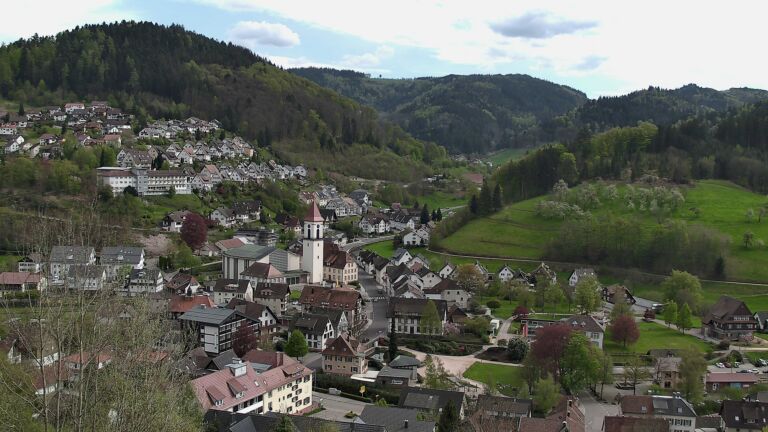 Dieses Bild zeigt eine Webcam-Aufnahme von Ottenhöfen, aufgenommen am Samstag, den 18.04.2026 um 16:00 Uhr