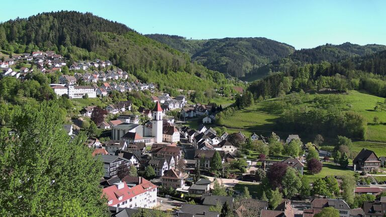 Dieses Bild zeigt eine Webcam-Aufnahme von Ottenhöfen, aufgenommen am Freitag, den 01.05.2026 um 18:00 Uhr