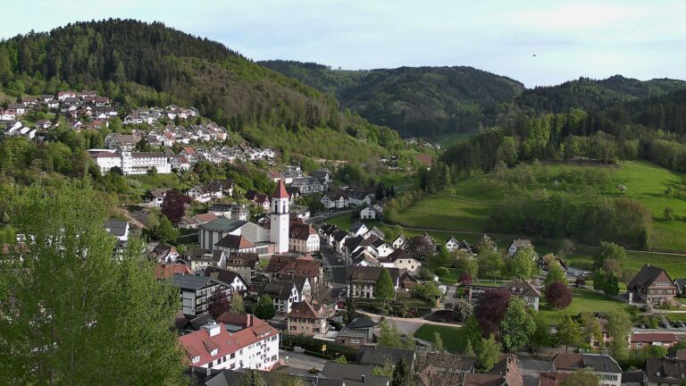 Dieses Bild zeigt eine Webcam-Aufnahme von Ottenhöfen, aufgenommen am Montag, den 27.04.2026 um 18:50 Uhr