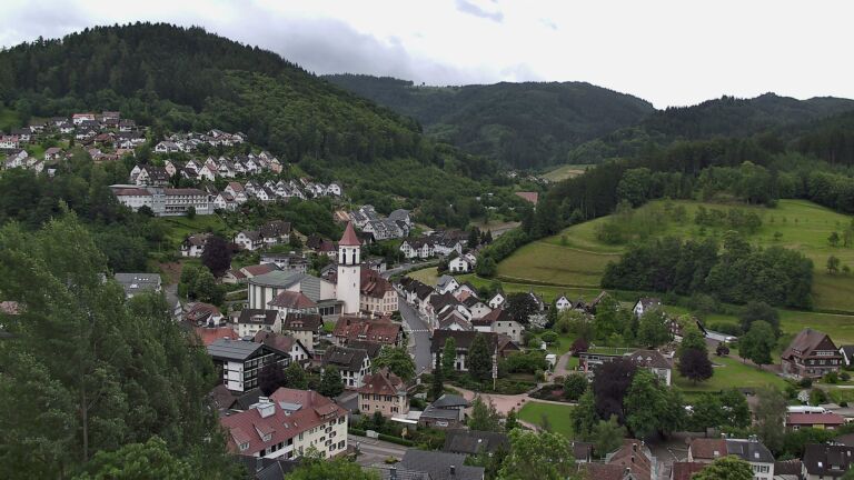 Dieses Bild zeigt eine Webcam-Aufnahme von Ottenhöfen, aufgenommen am Donnerstag, den 04.06.2026 um 17:30 Uhr