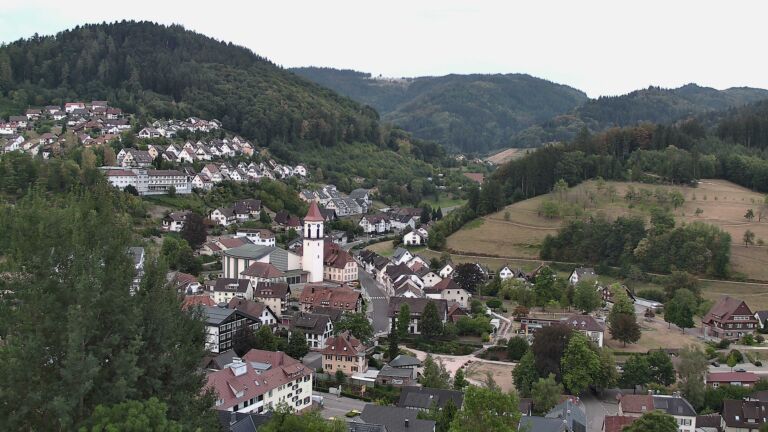 Dieses Bild zeigt eine Webcam-Aufnahme von Ottenhöfen, aufgenommen am Sonntag, den 16.08.2026 um 07:00 Uhr