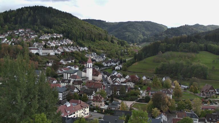 Dieses Bild zeigt eine Webcam-Aufnahme von Ottenhöfen, aufgenommen am Samstag, den 24.10.2026 um 16:00 Uhr