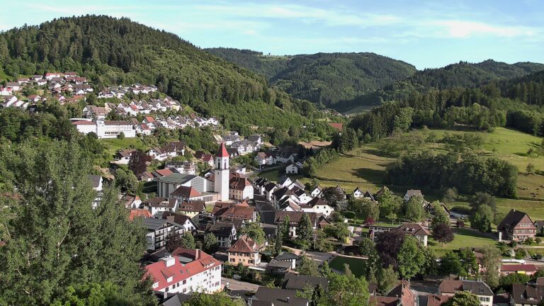 Dieses Bild zeigt eine Webcam-Aufnahme von Ottenhöfen, aufgenommen am Sonntag, den 07.06.2026 um 19:10 Uhr