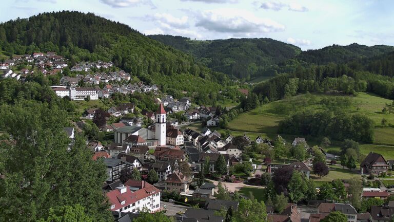 Dieses Bild zeigt eine Webcam-Aufnahme von Ottenhöfen, aufgenommen am Donnerstag, den 21.05.2026 um 18:00 Uhr