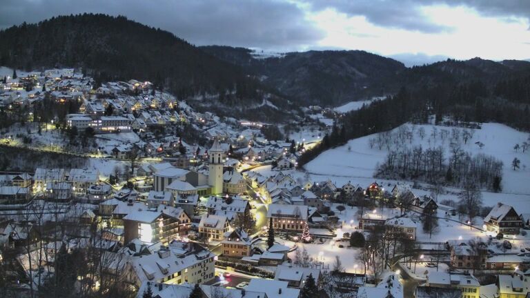 Dieses Bild zeigt eine Webcam-Aufnahme von Ottenhöfen, aufgenommen am Sonntag, den 04.01.2026 um 17:20 Uhr