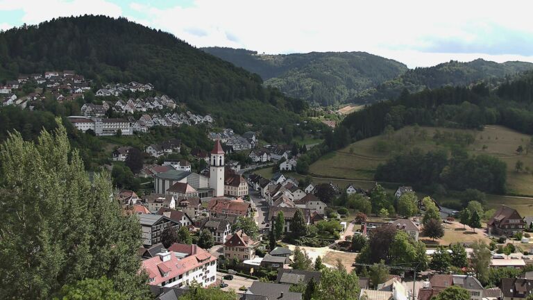 Dieses Bild zeigt eine Webcam-Aufnahme von Ottenhöfen, aufgenommen am Montag, den 27.07.2026 um 15:10 Uhr