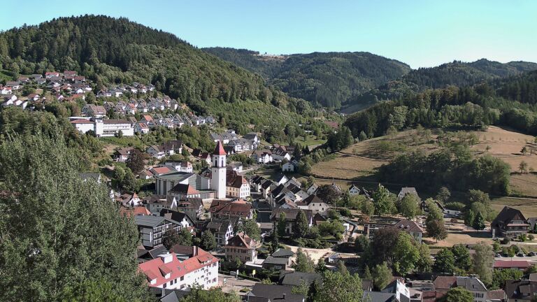 Dieses Bild zeigt eine Webcam-Aufnahme von Ottenhöfen, aufgenommen am Donnerstag, den 13.08.2026 um 17:30 Uhr