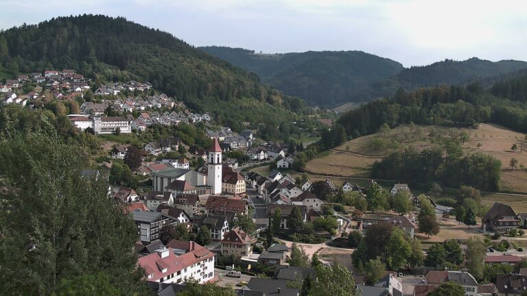 Dieses Bild zeigt eine Webcam-Aufnahme von Ottenhöfen, aufgenommen am Sonntag, den 16.08.2026 um 17:10 Uhr