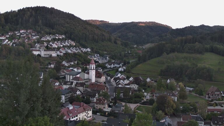 Dieses Bild zeigt eine Webcam-Aufnahme von Ottenhöfen, aufgenommen am Montag, den 12.10.2026 um 18:20 Uhr