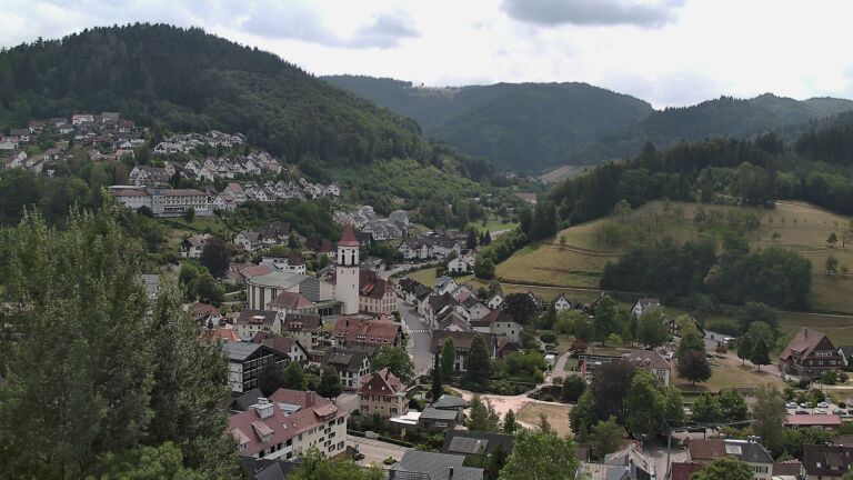 Dieses Bild zeigt eine Webcam-Aufnahme von Ottenhöfen, aufgenommen am Samstag, den 01.08.2026 um 13:30 Uhr