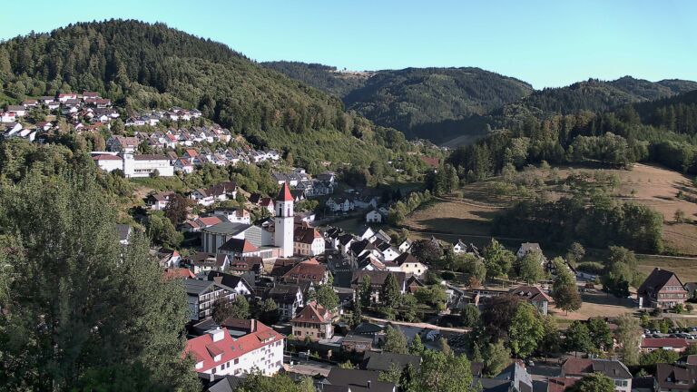 Dieses Bild zeigt eine Webcam-Aufnahme von Ottenhöfen, aufgenommen am Donnerstag, den 13.08.2026 um 19:00 Uhr