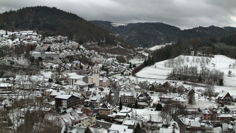 Dieses Bild zeigt eine Webcam-Aufnahme von Ottenhöfen, aufgenommen am Freitag, den 02.01.2026 um 13:00 Uhr