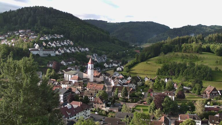 Dieses Bild zeigt eine Webcam-Aufnahme von Ottenhöfen, aufgenommen am Montag, den 01.06.2026 um 07:10 Uhr