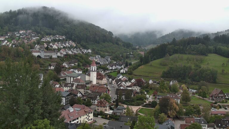Dieses Bild zeigt eine Webcam-Aufnahme von Ottenhöfen, aufgenommen am Sonntag, den 18.10.2026 um 17:30 Uhr