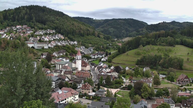 Dieses Bild zeigt eine Webcam-Aufnahme von Ottenhöfen, aufgenommen am Freitag, den 18.09.2026 um 15:50 Uhr