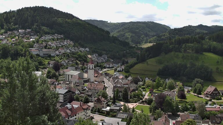 Dieses Bild zeigt eine Webcam-Aufnahme von Ottenhöfen, aufgenommen am Sonntag, den 07.06.2026 um 12:00 Uhr
