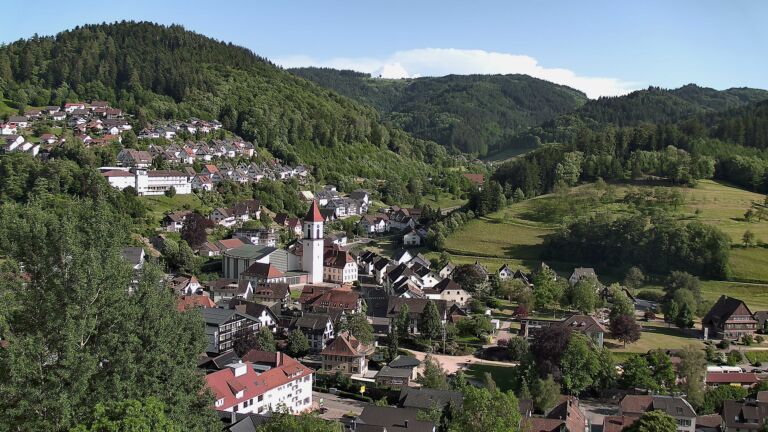 Dieses Bild zeigt eine Webcam-Aufnahme von Ottenhöfen, aufgenommen am Donnerstag, den 28.05.2026 um 18:10 Uhr