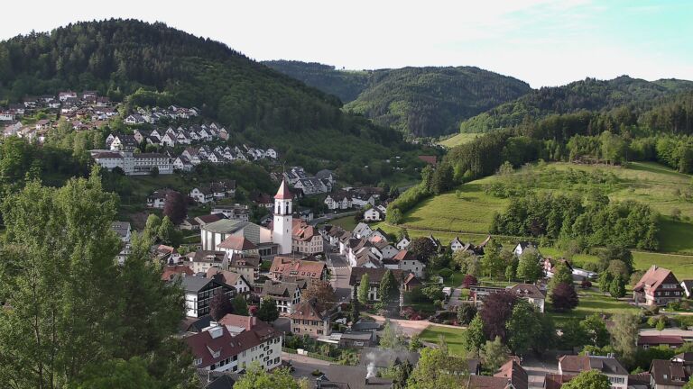 Dieses Bild zeigt eine Webcam-Aufnahme von Ottenhöfen, aufgenommen am Sonntag, den 17.05.2026 um 07:50 Uhr