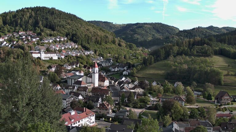 Dieses Bild zeigt eine Webcam-Aufnahme von Ottenhöfen, aufgenommen am Samstag, den 12.09.2026 um 18:10 Uhr