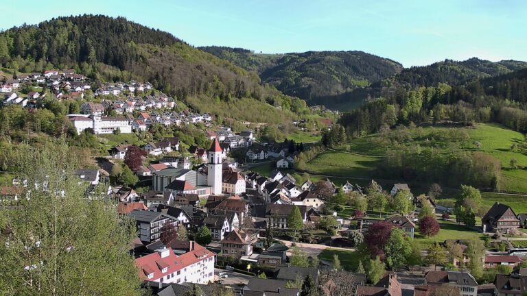 Dieses Bild zeigt eine Webcam-Aufnahme von Ottenhöfen, aufgenommen am Freitag, den 24.04.2026 um 18:30 Uhr