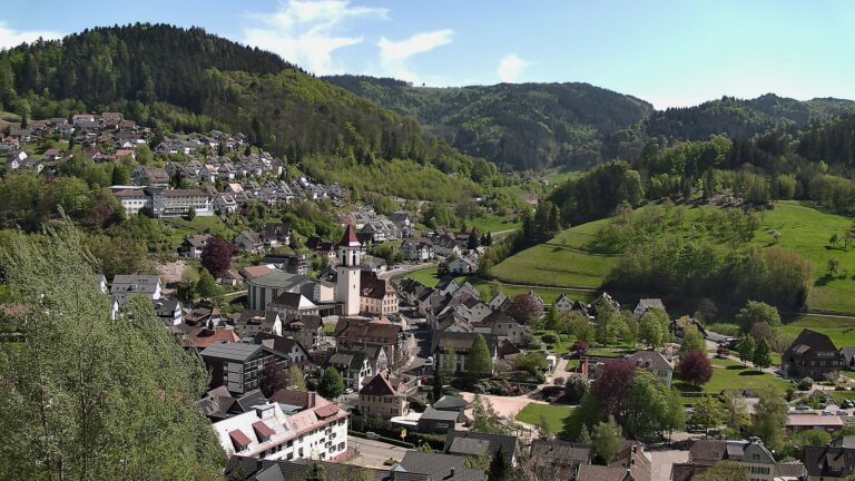 Dieses Bild zeigt eine Webcam-Aufnahme von Ottenhöfen, aufgenommen am Sonntag, den 26.04.2026 um 15:20 Uhr