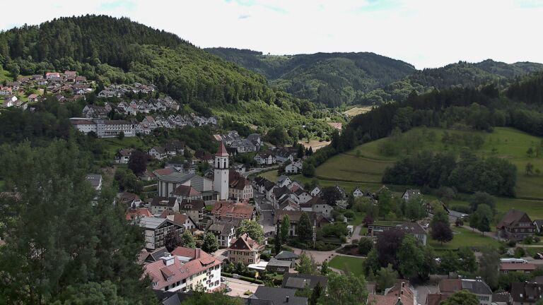 Dieses Bild zeigt eine Webcam-Aufnahme von Ottenhöfen, aufgenommen am Freitag, den 05.06.2026 um 15:10 Uhr