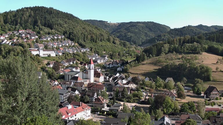 Dieses Bild zeigt eine Webcam-Aufnahme von Ottenhöfen, aufgenommen am Mittwoch, den 12.08.2026 um 18:00 Uhr