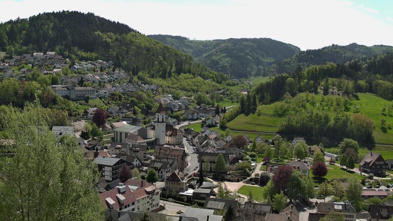 Dieses Bild zeigt eine Webcam-Aufnahme von Ottenhöfen, aufgenommen am Sonntag, den 26.04.2026 um 13:10 Uhr