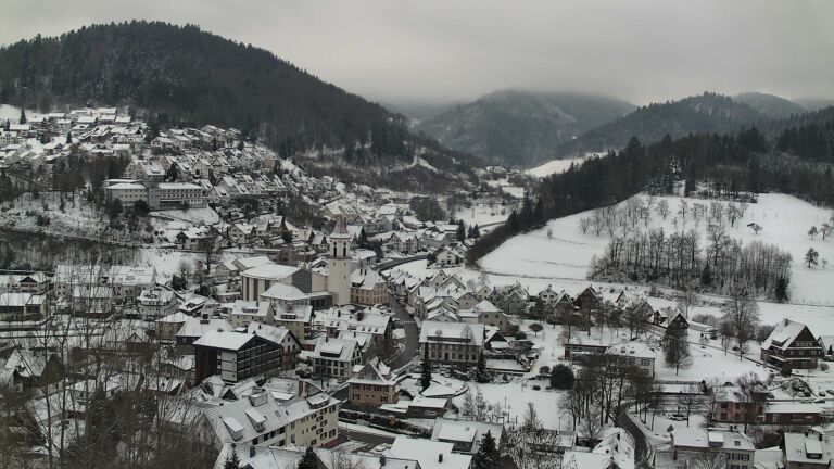 Dieses Bild zeigt eine Webcam-Aufnahme von Ottenhöfen, aufgenommen am Dienstag, den 06.01.2026 um 10:30 Uhr