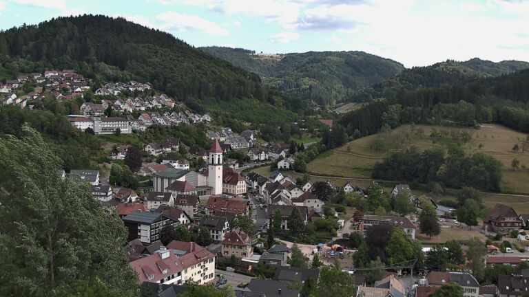 Dieses Bild zeigt eine Webcam-Aufnahme von Ottenhöfen, aufgenommen am Sonntag, den 26.07.2026 um 17:30 Uhr