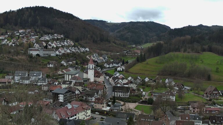 Dieses Bild zeigt eine Webcam-Aufnahme von Ottenhöfen, aufgenommen am Samstag, den 04.04.2026 um 14:10 Uhr