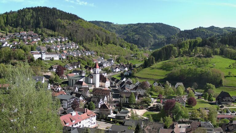 Dieses Bild zeigt eine Webcam-Aufnahme von Ottenhöfen, aufgenommen am Samstag, den 25.04.2026 um 16:50 Uhr