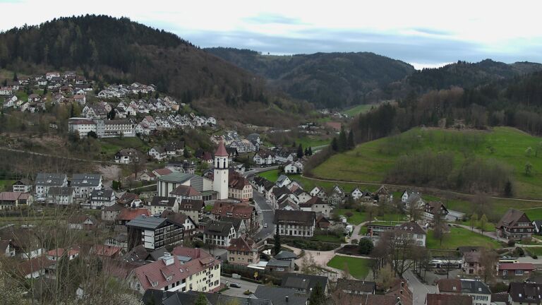 Dieses Bild zeigt eine Webcam-Aufnahme von Ottenhöfen, aufgenommen am Sonntag, den 05.04.2026 um 18:20 Uhr