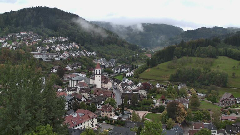 Dieses Bild zeigt eine Webcam-Aufnahme von Ottenhöfen, aufgenommen am Samstag, den 17.10.2026 um 18:00 Uhr