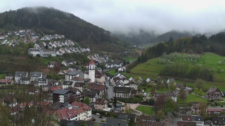 Dieses Bild zeigt eine Webcam-Aufnahme von Ottenhöfen, aufgenommen am Sonntag, den 12.04.2026 um 18:30 Uhr