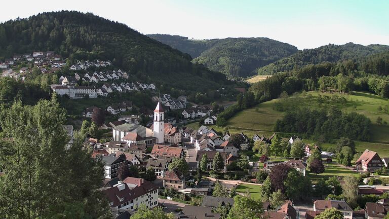 Dieses Bild zeigt eine Webcam-Aufnahme von Ottenhöfen, aufgenommen am Sonntag, den 07.06.2026 um 07:50 Uhr