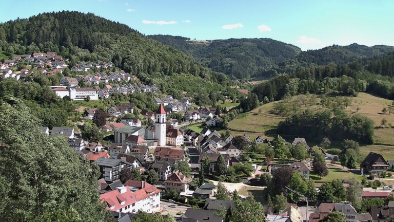 Dieses Bild zeigt eine Webcam-Aufnahme von Ottenhöfen, aufgenommen am Freitag, den 10.07.2026 um 17:10 Uhr