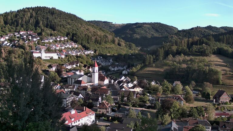 Dieses Bild zeigt eine Webcam-Aufnahme von Ottenhöfen, aufgenommen am Sonntag, den 30.08.2026 um 19:00 Uhr