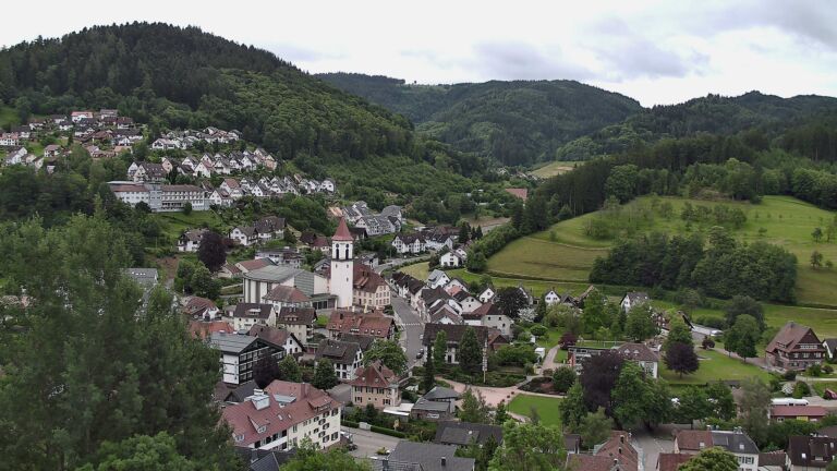 Dieses Bild zeigt eine Webcam-Aufnahme von Ottenhöfen, aufgenommen am Freitag, den 05.06.2026 um 08:20 Uhr