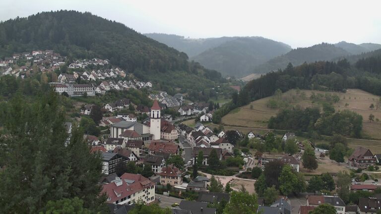 Dieses Bild zeigt eine Webcam-Aufnahme von Ottenhöfen, aufgenommen am Montag, den 17.08.2026 um 10:30 Uhr